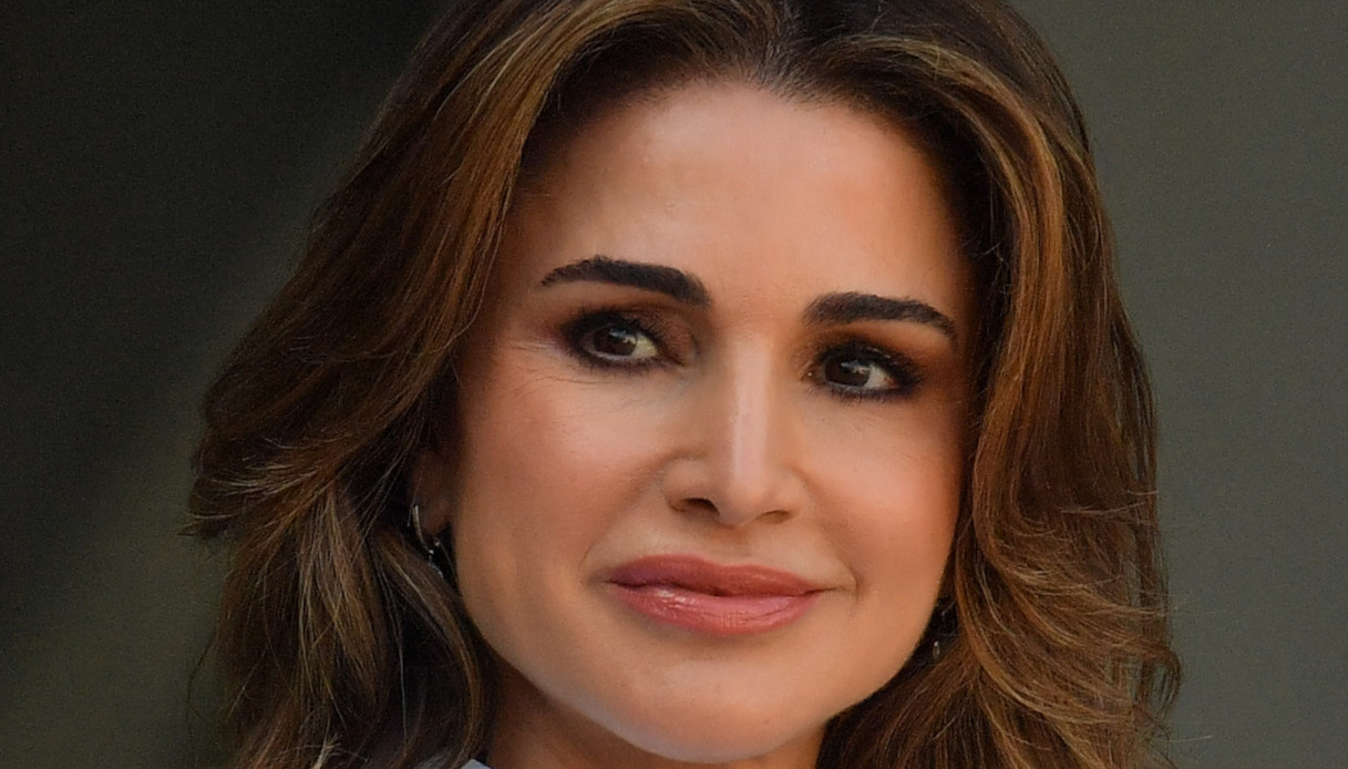 Rania di Giordania, il look rosa scintillante è il simbolo dell’eleganza italiana