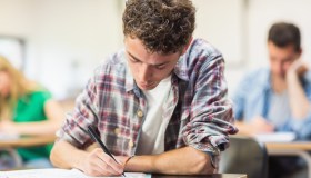 Maturità, che cos’è la schwa usata da Gabriele nel tema di italiano