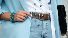 Come sembrare più alta scegliendo il giusto look tra abiti e capelli