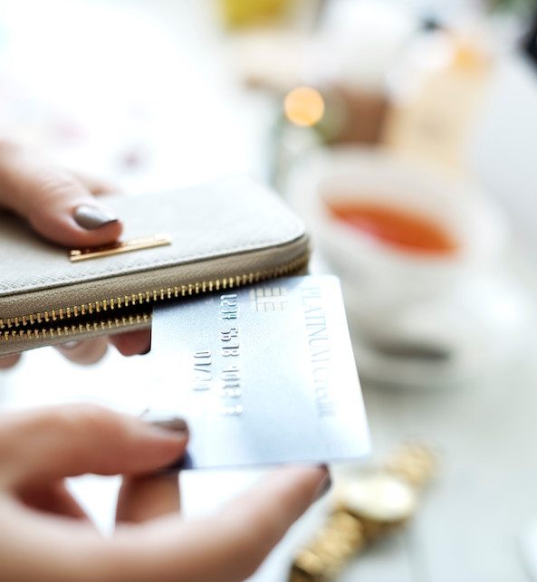 carta di credito estratta da un portafogli