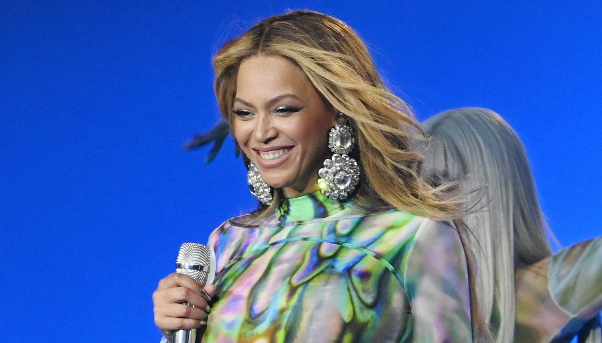 Beyoncé splende in arancione, ma la figlia le ruba la scena