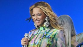 Beyoncé splende in arancione, ma la figlia le ruba la scena