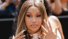 Cardi B lancia il microfono al concerto: tutte le star che hanno perso le staffe con i fan