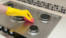 Piano cottura, il trucco della buccia di mele per farlo brillare