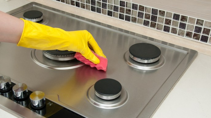 Piano cottura, il trucco della buccia di mele per farlo brillare