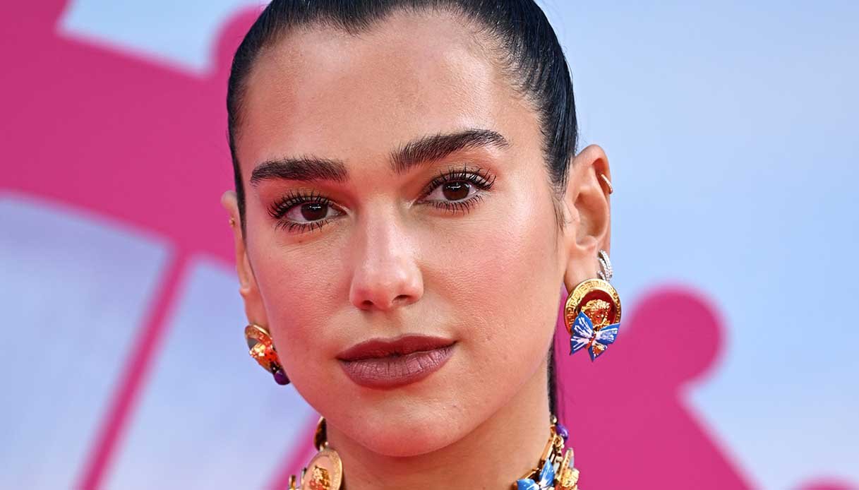 Dua Lipa sirena al tramonto con l’abito lungo e trasparente