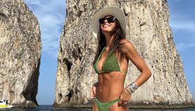 “Battiti Live”, abito fluo con spacco, scollatura e cut-out, Gregoraci da togliere il fiato