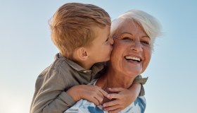 Ha 92 anni ma ne dimostra 30 di meno. La bisnonna di TikTok svela il suo segreto