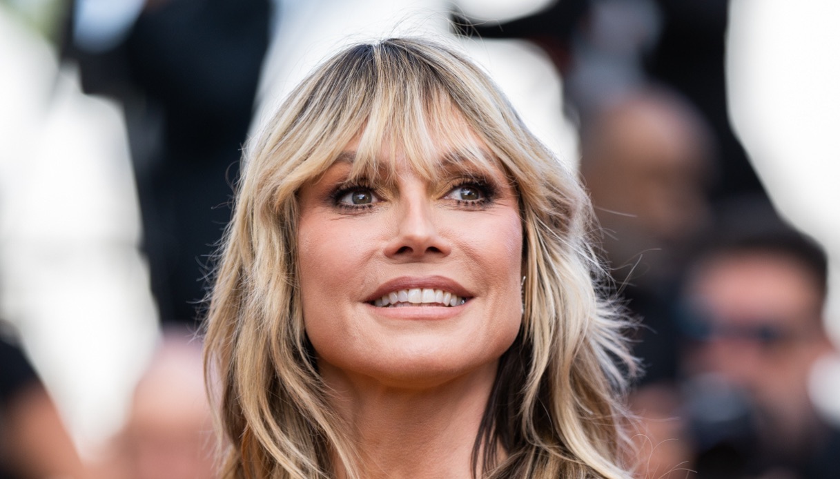 Heidi Klum osa (di nuovo) con il look: l’abito cut-out con addominali in vista