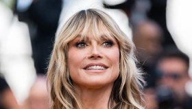 Heidi Klum osa (di nuovo) con il look: l’abito cut-out con addominali in vista