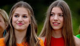 Letizia di Spagna, primo evento di Leonor e Sofia da sole: look ‘vitaminici’