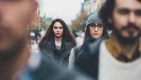 Per paura di essere esclusi o giudicati accettiamo anche l’inaccettabile