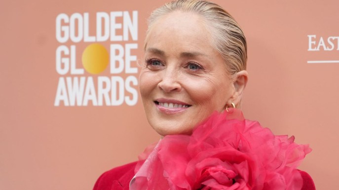 Sharon Stone senza paura: in costume intero rosso a 65 anni