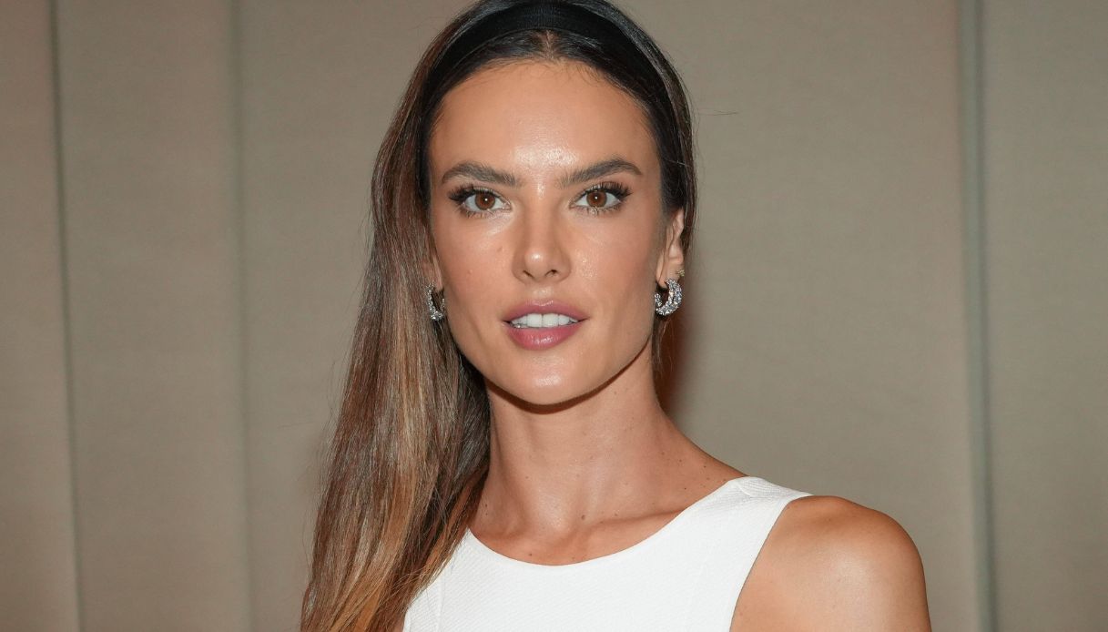 Alessandra Ambrosio, l’abito trasparente che solo lei può indossare