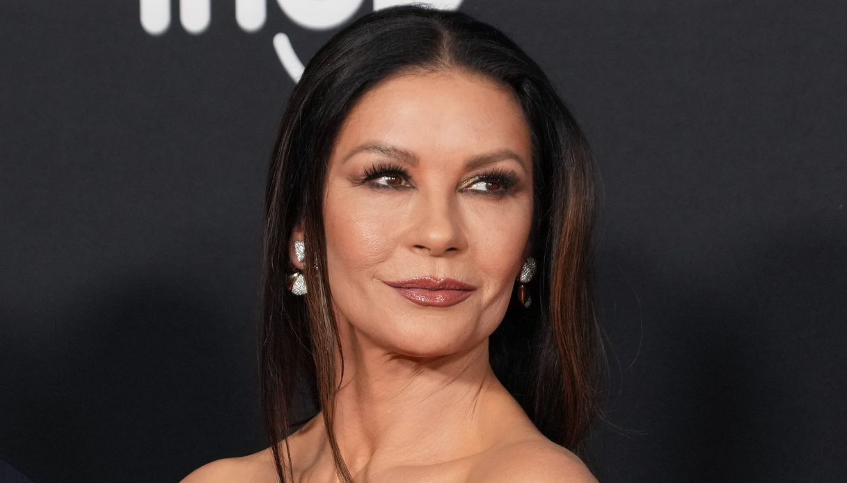 Catherine Zeta Jones in costume intero e scollatura audace è la più sensuale di sempre