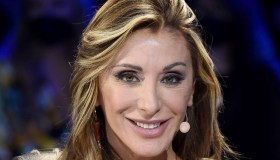 Sabrina Salerno, Venere tra le acque: col bikini bianco è divina