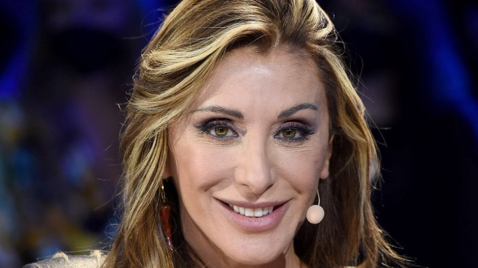 Sabrina Salerno, Venere tra le acque: col bikini bianco è divina