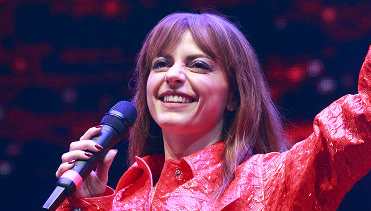 Annalisa accende “Tim Summer Hits” con il look rosso fuoco: l’omaggio a Raffaella Carrà