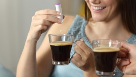 Aspartame e rischi, cosa sappiamo e come dobbiamo comportarci