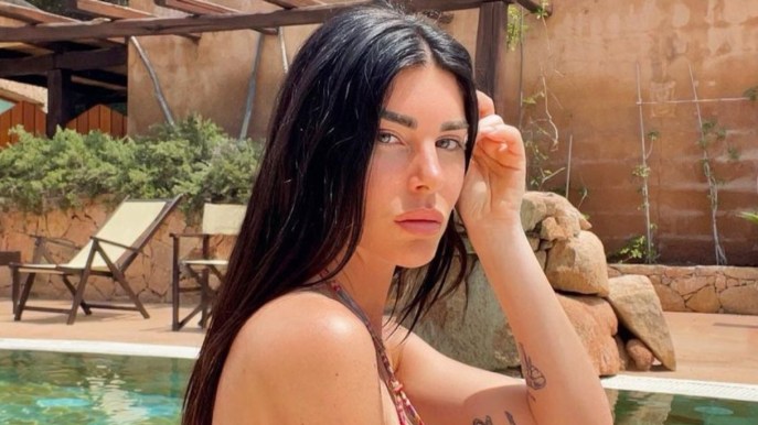 Bianca Atzei, il primo bikini da mamma è coloratissimo e sensuale