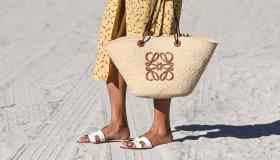Borsa di paglia, come portarla e abbinarla