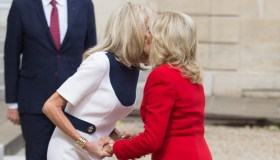 Brigitte Macron e Jill Biden mano nella mano. Chi vince la sfida di stile tra First Lady?