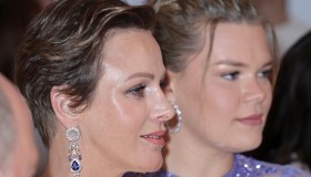 Charlene di Monaco, il bacio forzato alla nipote vestita da Fata Turchina