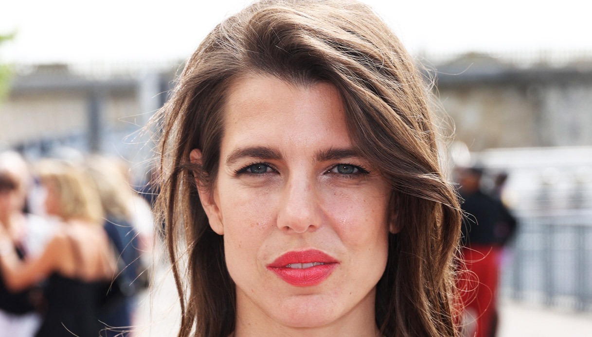 Charlotte Casiraghi, puro fascino Haute Couture col micro tailleur in stile Barbie