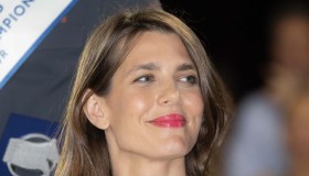 Charlotte Casiraghi, il mini dress bianco è un capolavoro di eleganza