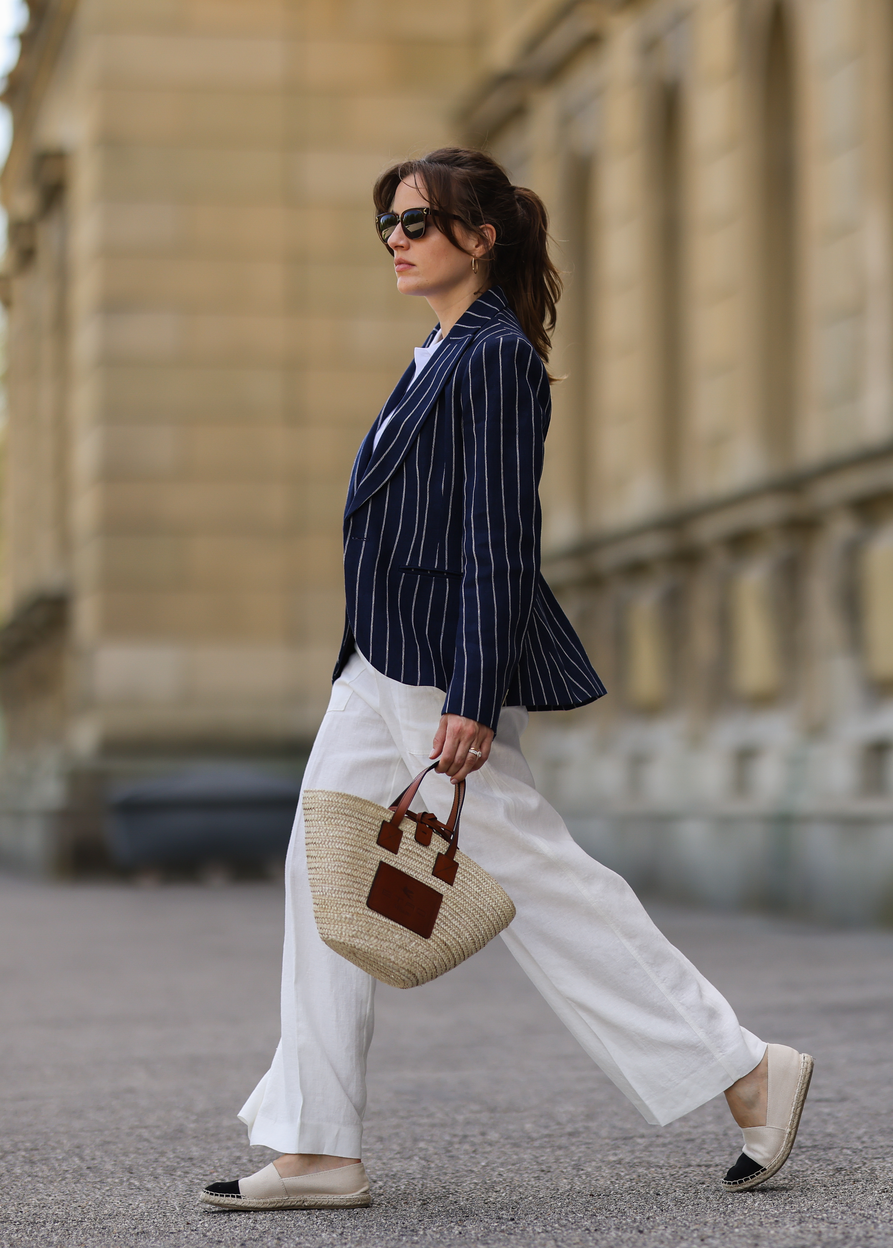 ragazza con pantaloni di lino, blazer ed espadrillas