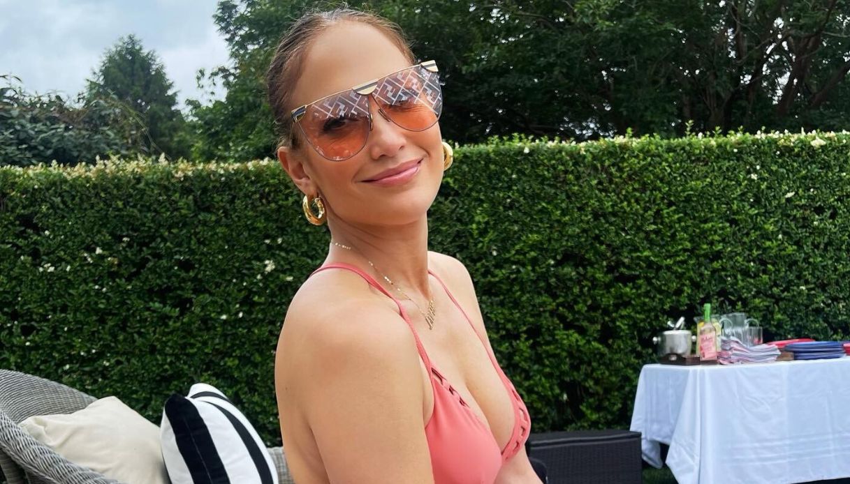 J.Lo, la foto col costume rosa: essenza di femminilità
