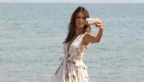 Vuoi far risaltare l’abbronzatura? Ecco i look da provare!