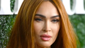 Megan Fox in micro bikini nella giungla: look selvaggio e parrucca ramata