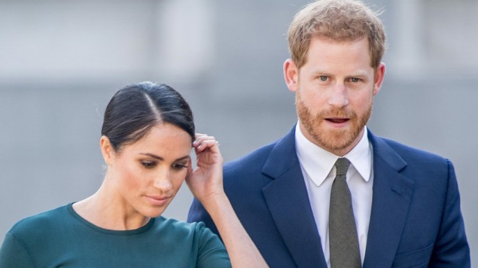 Crisi Harry e Meghan Markle, il trasferimento forzato e la telefonata di Carlo