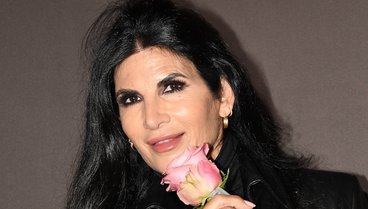 “Stai da Dio”: a 63 anni si taglia la frangia, ma la scelta è azzardata