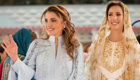 Rania di Giordania, prima uscita con Rajwa: body in denim e foto rivelatrici