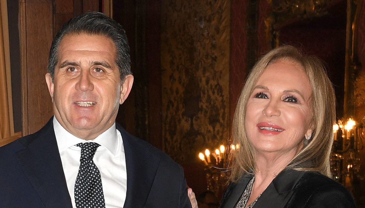 Rosanna Lambertucci sposa a 78 anni in abito bianco: Alba Parietti tra gli invitati Vip