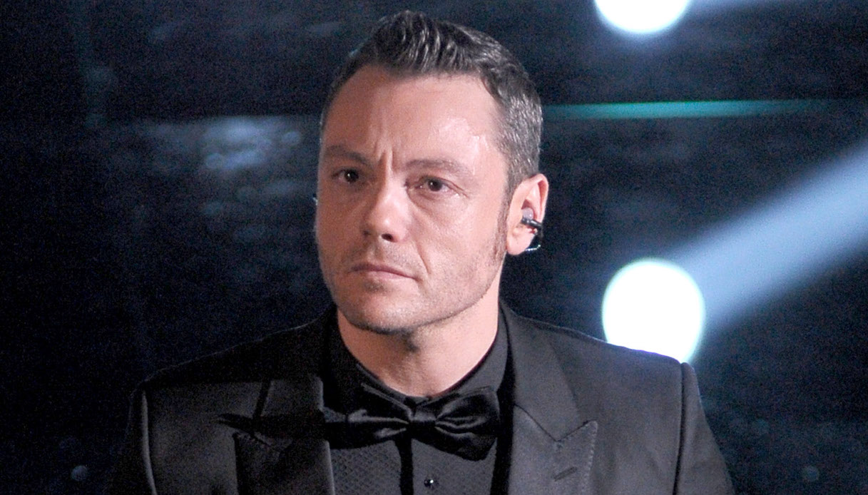 Tiziano Ferro, il video messaggio commosso ai fan: “Quando farò l’intervento”