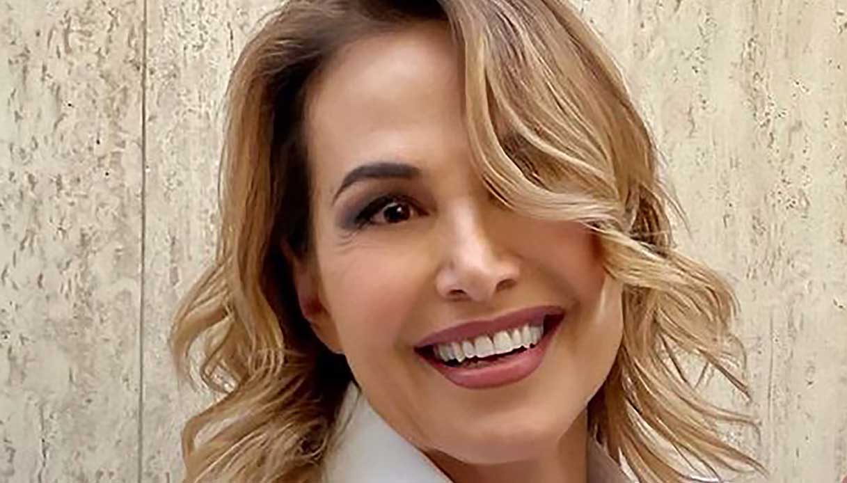 Barbara D’Urso a 66 anni senza filtri e senza trucco su Instagram: bella come non mai