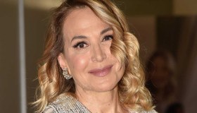 Barbara D’Urso, il look tutto ricami e trasparenze che solo lei può indossare