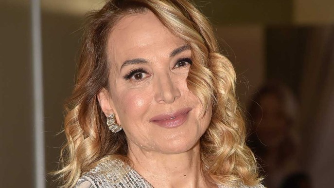 Barbara D’Urso, il look tutto ricami e trasparenze che solo lei può indossare