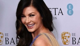 Catherine Zeta-Jones magnifica in viola, incanta Portofino