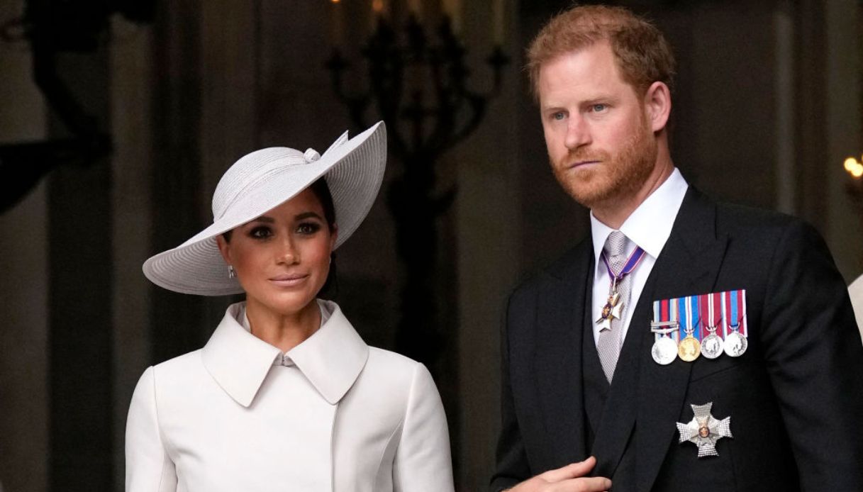 Re Carlo, sgambetto a Harry e Meghan: privilegio concesso al loro “nemico”