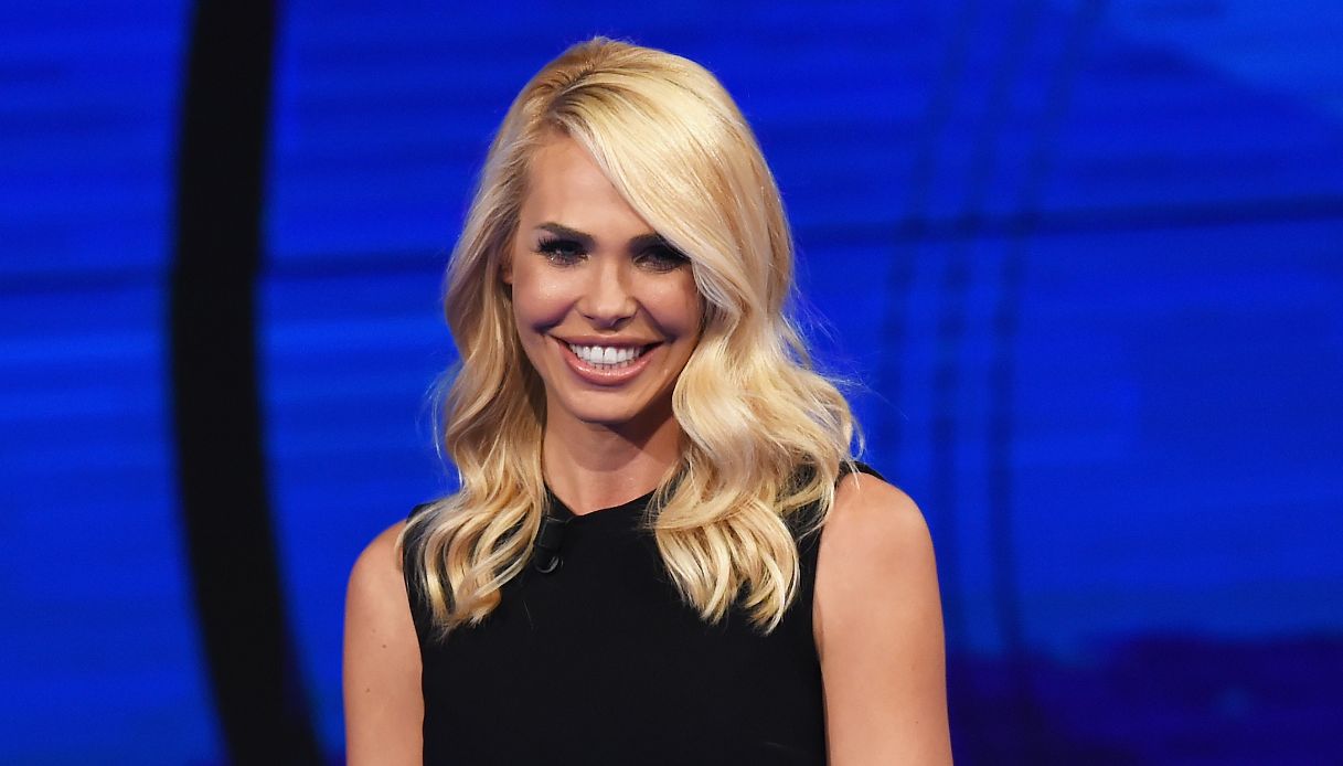 Ilary Blasi sensuale in discoteca tra applausi e critiche: il look è mozzafiato