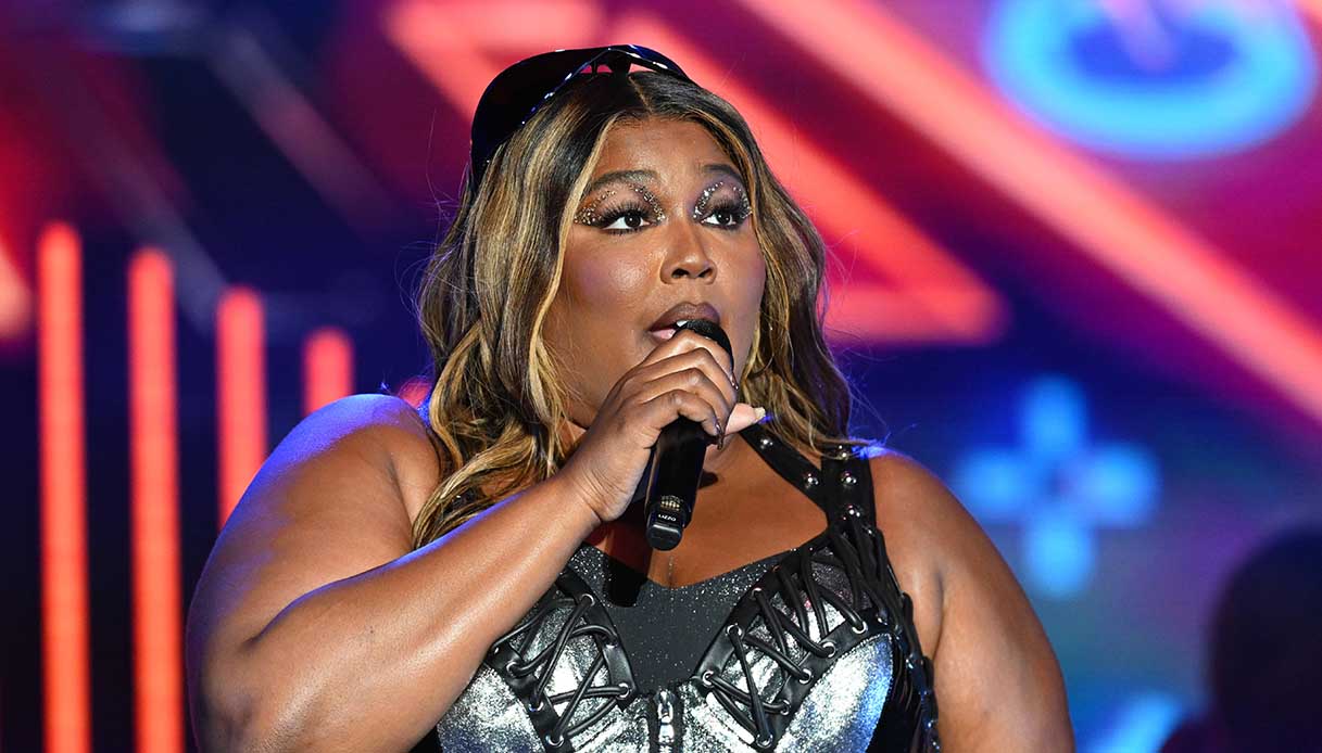 Lizzo, scoppia il caso: denunciata per molestie e bodyshaming