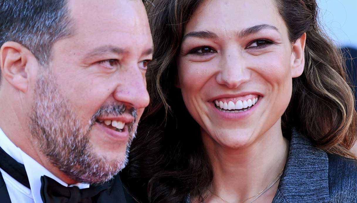 Salvini, dedica d’amore della compagna Francesca Verdini e bacio in spiaggia