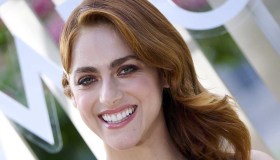 Miriam Leone in costume con il pancione in vista è bellissima: “Un’estate italiana”