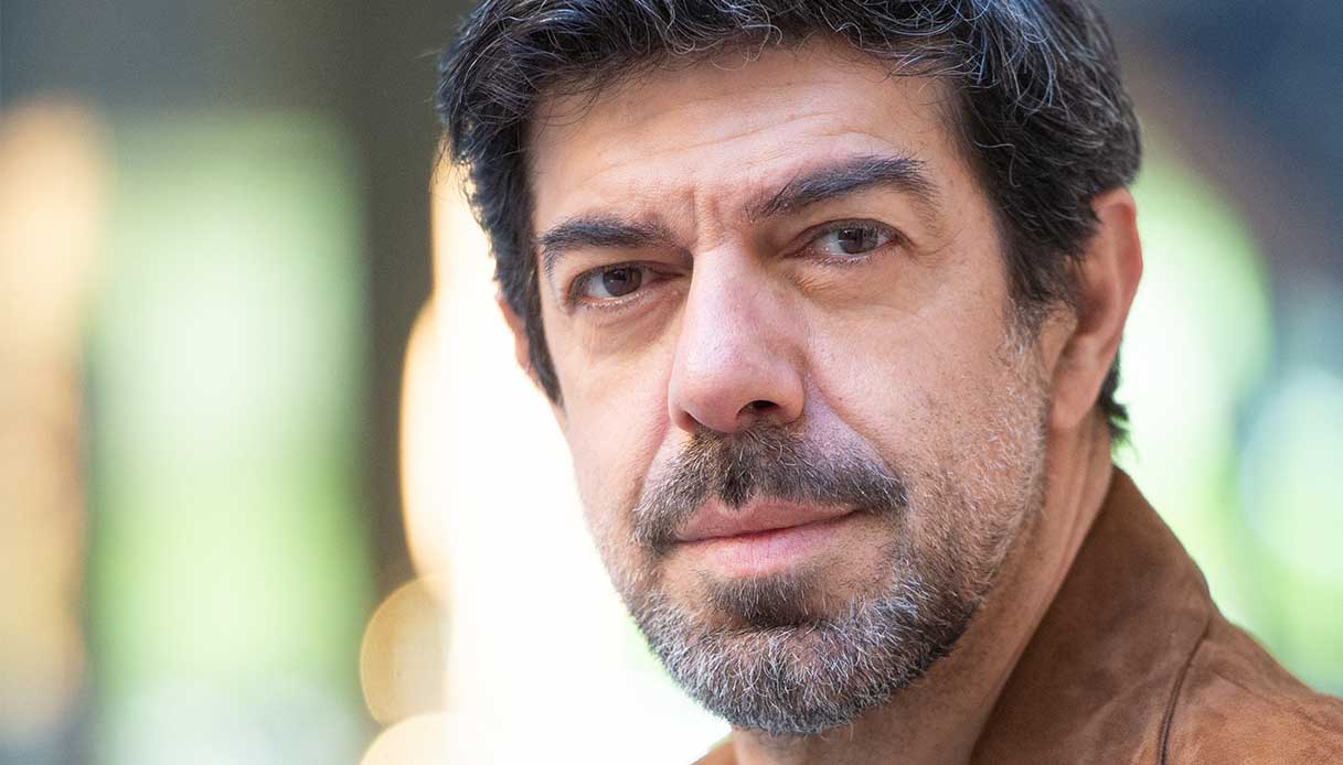 Nell’armadio di Pierfrancesco Favino: look classico e dettagli glamour