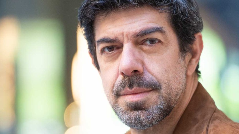 Nell’armadio di Pierfrancesco Favino: look classico e dettagli glamour