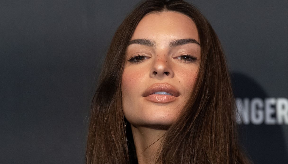 Emily Ratajkowski, il total black estivo dal tocco ‘aggressive’